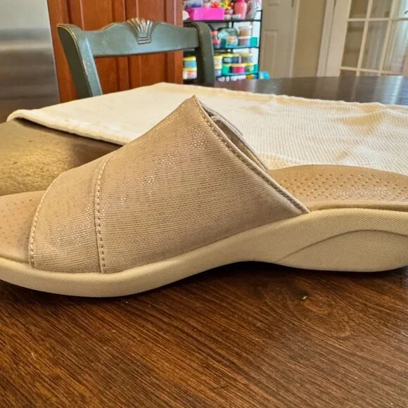 BZees Womans White Sparkle Slide Sandals Size 7 - Picture 3 of 8